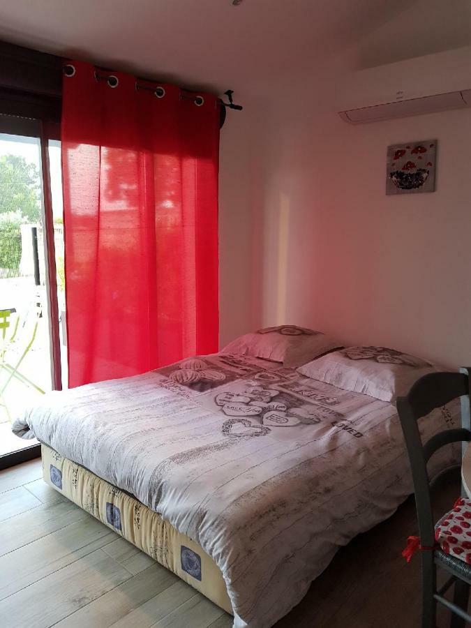Gite Les Coquelicots Ledenon Bagian luar foto